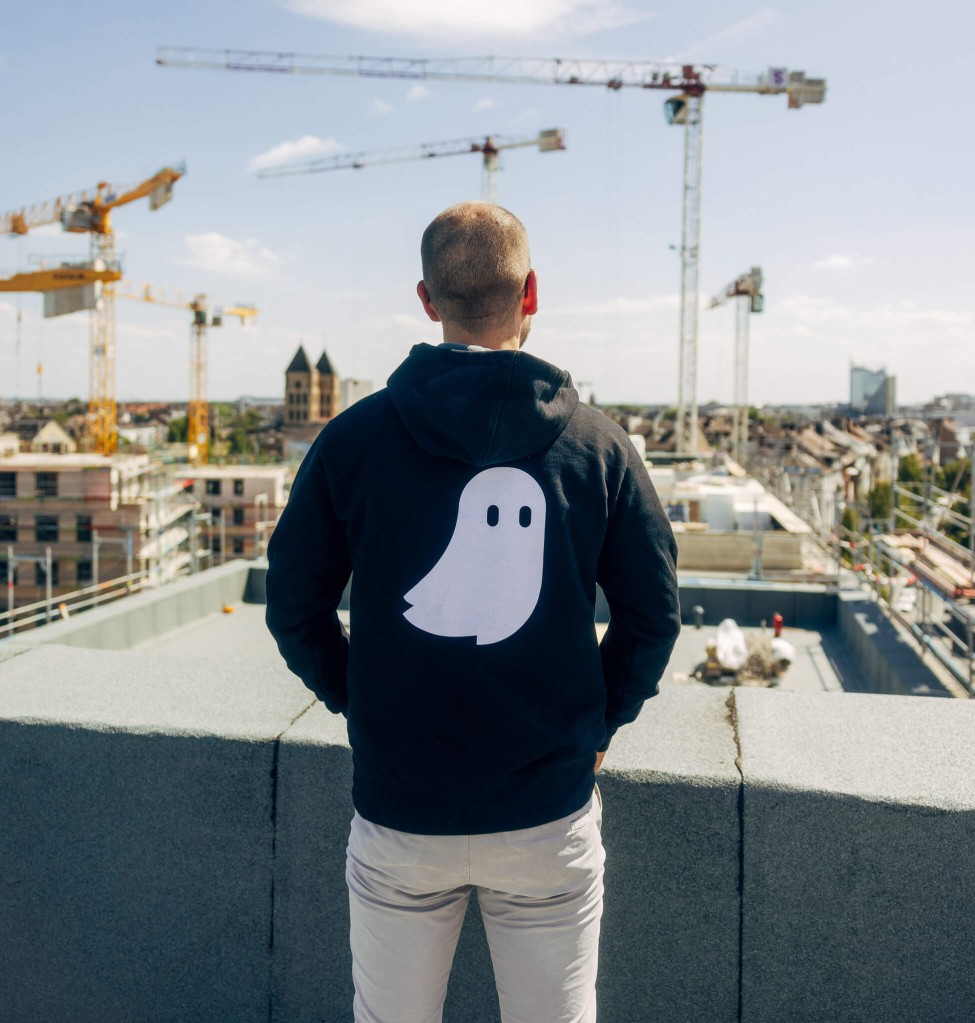 specter Mitarbeiter schaut über die Baustelle und soll den Ausblick auf einen spannenden Startup Job vermitteln.